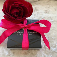 Gift box with ribbon 1129-yum